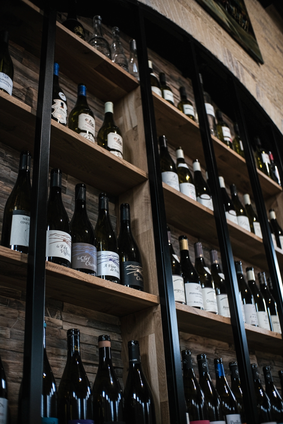 Le mur à vins du bar