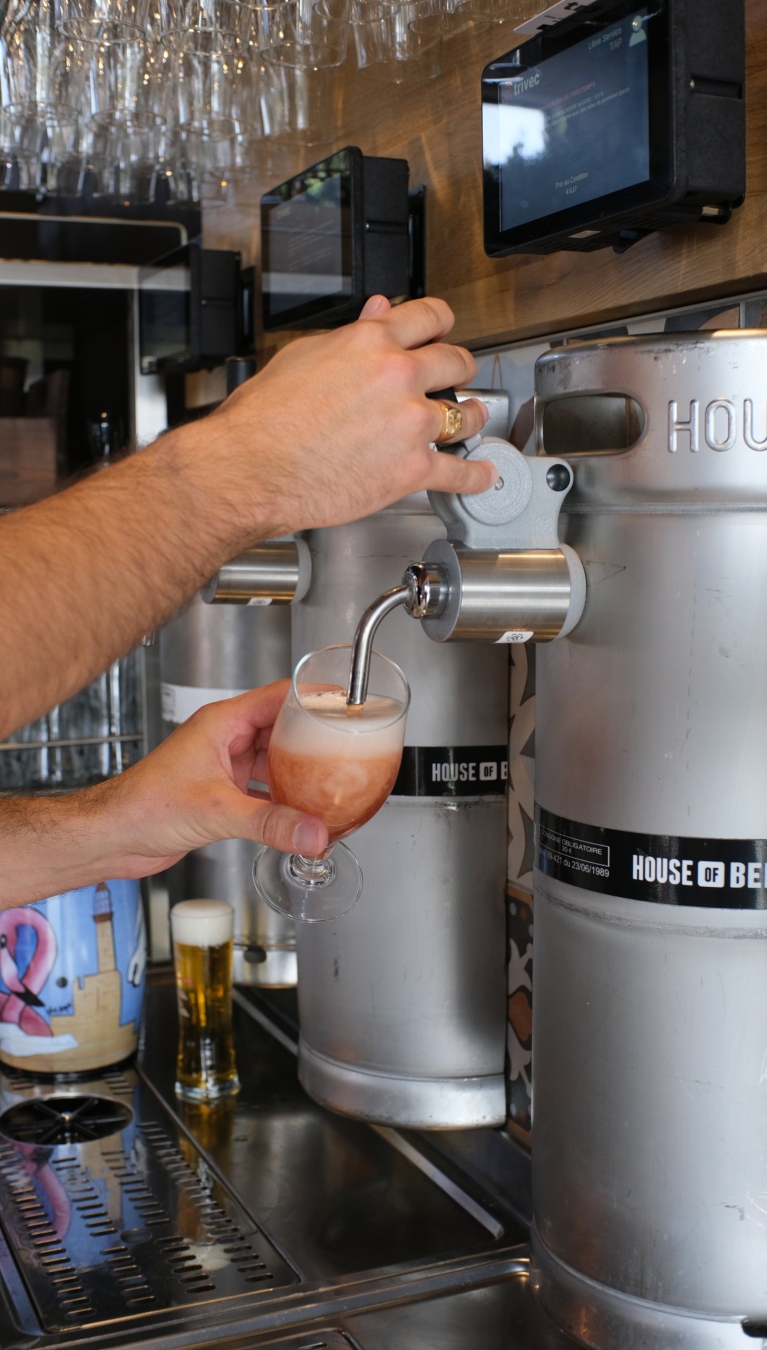 Bière servie à la tireuse du bar